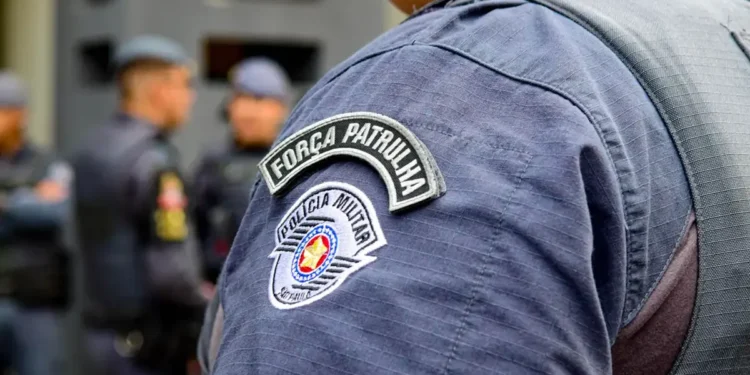 Uniforme de um policial militar com o emblema 'Força Patrulha' em destaque, representando a carreira e requisitos da PM PR.