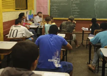 Sala de aula com alunos que não terminaram os estudos na idade adequada.