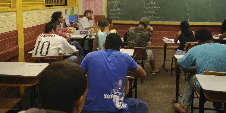 Sala de aula com alunos que não terminaram os estudos na idade adequada.