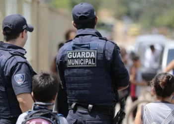 Guardas Municipais durante patrulhamento em área urbana.