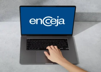 Imagem ilustrativa com a logo do ENCCEJA em fundo azul. Usada para promover a inscrição para o exame.