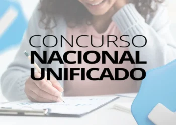 Mulher sorrindo enquanto estuda, representando a explicação da ministra sobre o cadastro reserva.