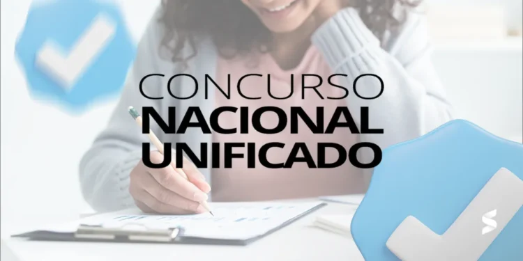 Mulher sorrindo enquanto estuda, representando a explicação da ministra sobre o cadastro reserva.