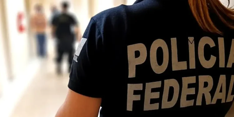 Agente da Polícia Federal caminha por corredor em operação
