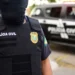 Agente da Polícia Civil em operação, com colete à prova de balas, durante a fase da Operação Alcateia.