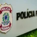 Emblema da Polícia Federal em destaque, mostrando o brasão e o nome da instituição.