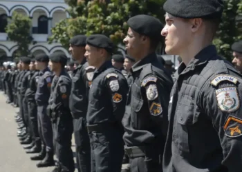 Policiais militares em formação durante um evento oficial.