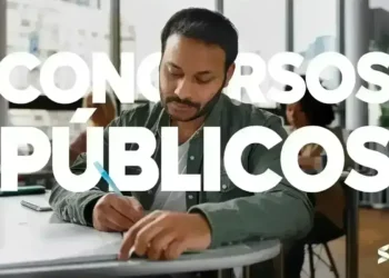 Candidato conferindo os resultados das provas de concurso público.