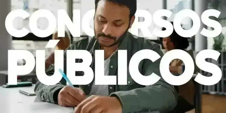 Candidato conferindo os resultados das provas de concurso público.