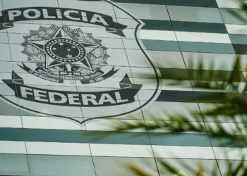 Fachada do edifício da Polícia Federal com logotipo institucional