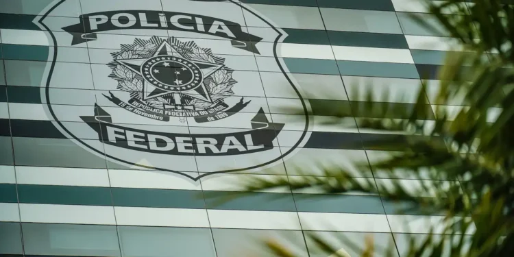 Fachada do edifício da Polícia Federal com logotipo institucional