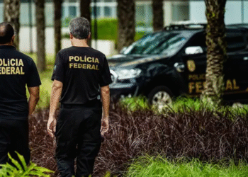 Agentes da Polícia Federal se preparando para a operação do concurso, com veículos e uniformes visíveis.