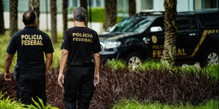 Agentes da Polícia Federal se preparando para a operação do concurso, com veículos e uniformes visíveis.