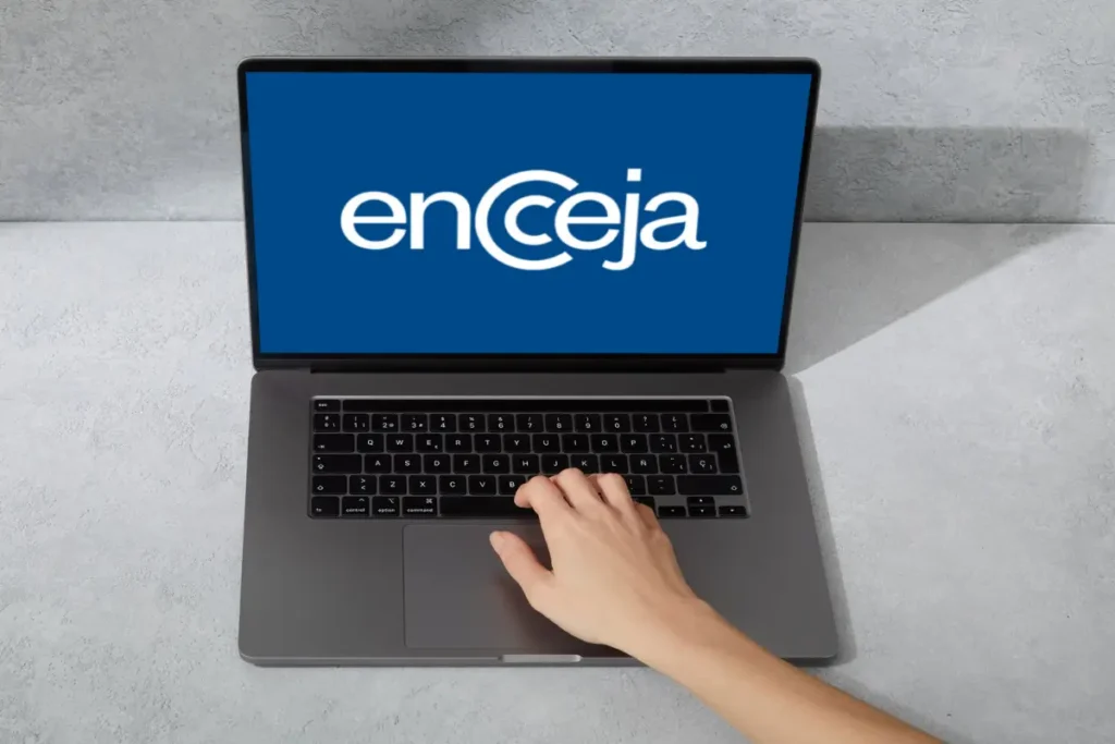 Laptop com a tela exibindo o logo do Encceja, simbolizando o processo de solicitação do certificado.
