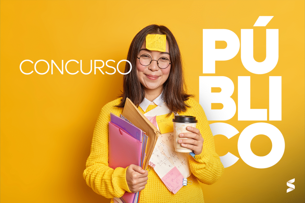 Mulher sorrindo com materiais de estudo e café na mão, com post-its e pastas ao redor.