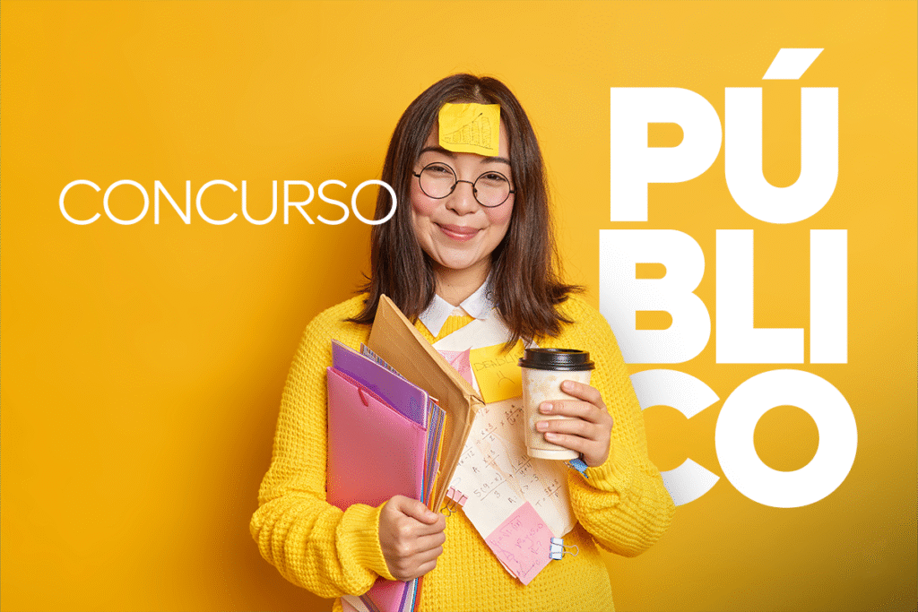 Jovem sorridente segurando cadernos e copo de café, estudando para concurso público.