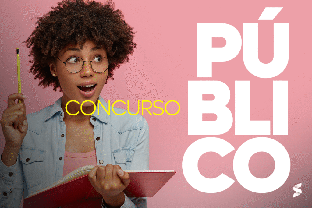 Mulher jovem, empolgada e com um caderno, simbolizando preparação para concurso público.