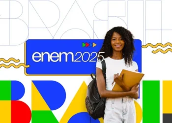 Jovem com mochila e caderno à frente do logo Enem 2025, com fundo geométrico colorido.