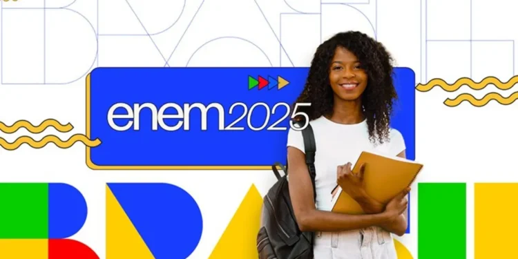 Jovem com mochila e caderno à frente do logo Enem 2025, com fundo geométrico colorido.