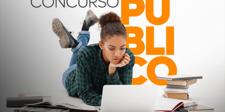 Jovem estudando para concurso público da Polícia Federal em 2025, com livros e laptop