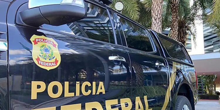 Imagem de veículo da Polícia Federal com o logo da instituição, alerta contra golpes envolvendo concursos falsos.
