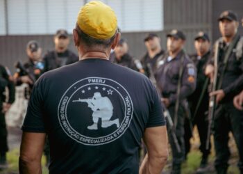 Policiais militares da PMERJ em treinamento, com destaque para o uniforme e logo do Centro de Instrução Especializada.