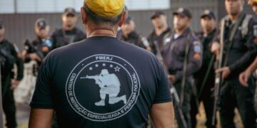 Policiais militares da PMERJ em treinamento, com destaque para o uniforme e logo do Centro de Instrução Especializada.