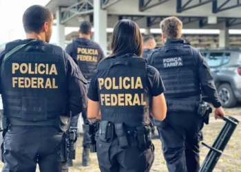 Agentes da Polícia Federal em ação, usando coletes à prova de balas e equipamentos táticos.