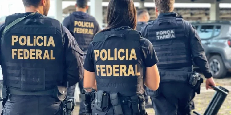 Agentes da Polícia Federal em ação, usando coletes à prova de balas e equipamentos táticos.