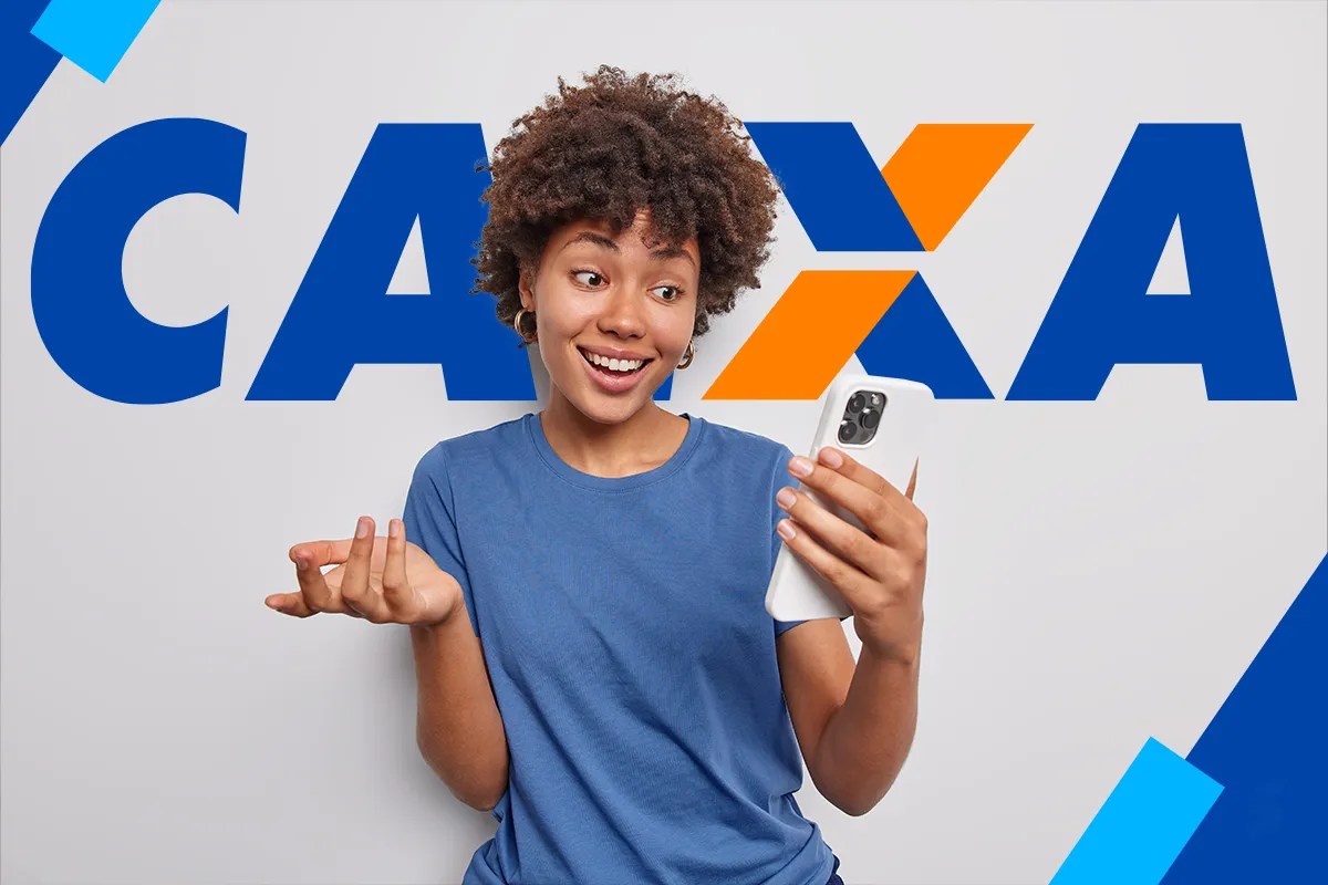 Mulher jovem com camiseta azul olhando surpresa para o celular, com logo da Caixa Econômica Federal ao fundo.