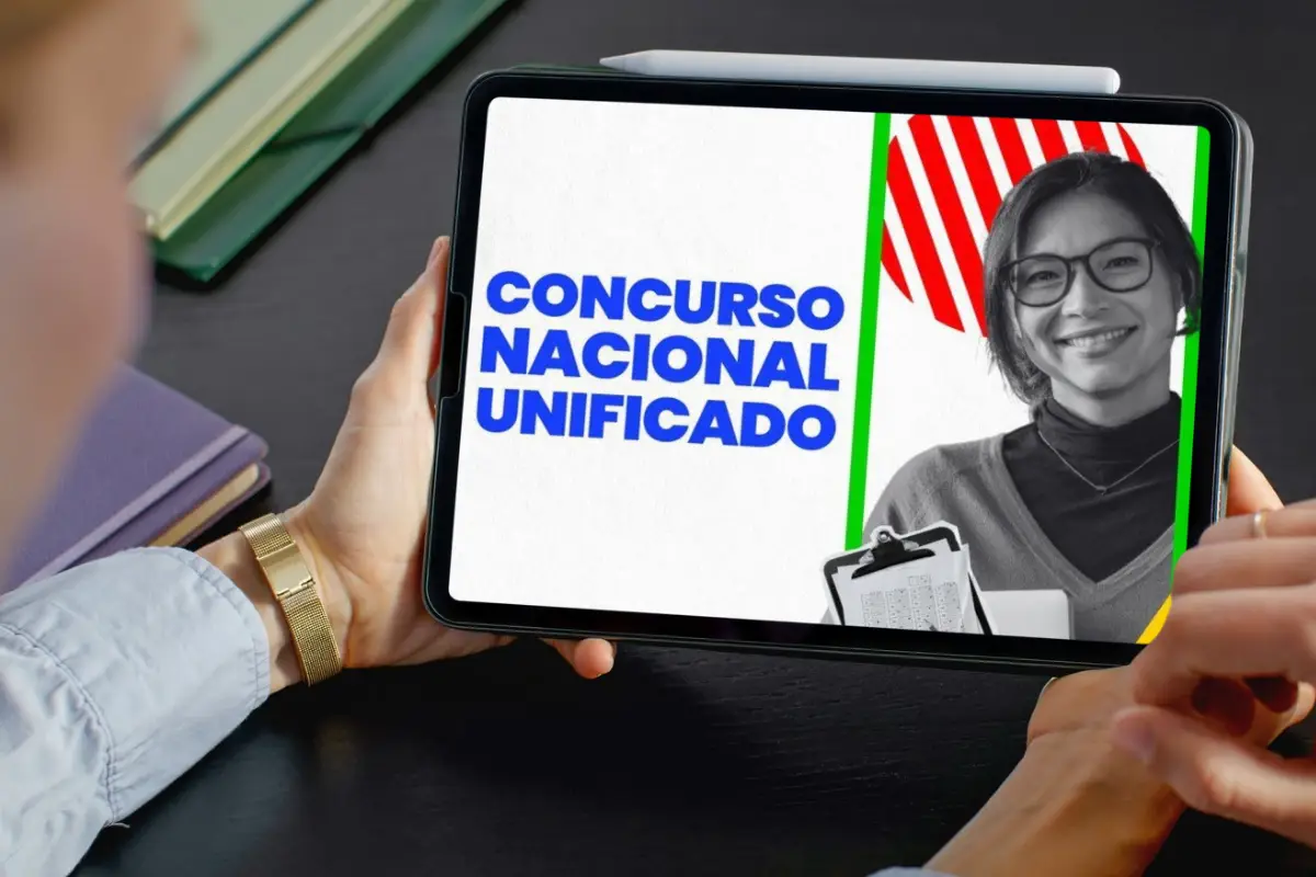 Pessoa assistindo a um vídeo sobre o Concurso Nacional Unificado em um tablet, com informações visuais relacionadas ao processo seletivo.