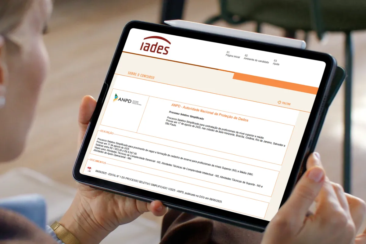 Pessoa utilizando um tablet para acessar informações sobre o concurso público da ANPD.