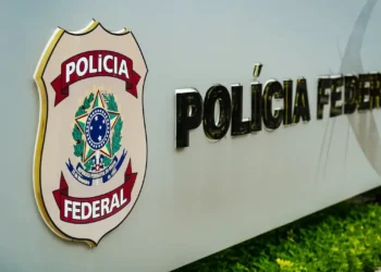 Placa oficial da Polícia Federal em edifício governamental no Brasil.