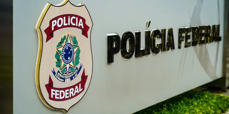 Logotipo da Polícia Federal do Brasil em placa de prédio institucional.