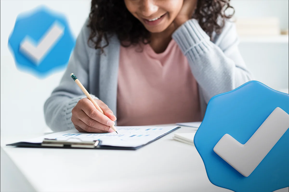 Pessoa preenchendo gráficos em formulário com marca de verificação azul