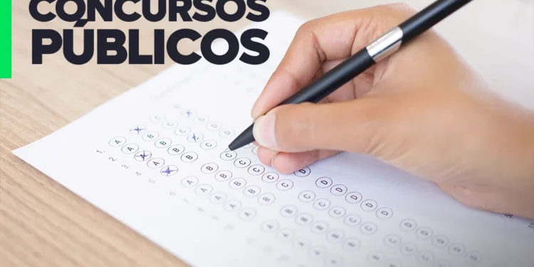 Pessoa marcando gabarito de um concurso público.