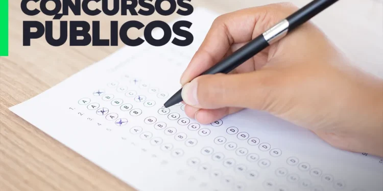 Pessoa preenchendo uma folha de respostas de concurso público.