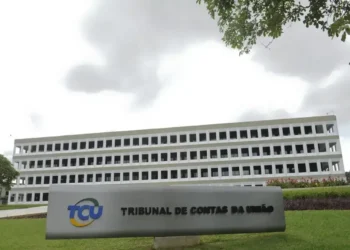 Prédio do Tribunal de Contas da União, com o nome e logotipo visíveis na frente, localizado em Brasília.