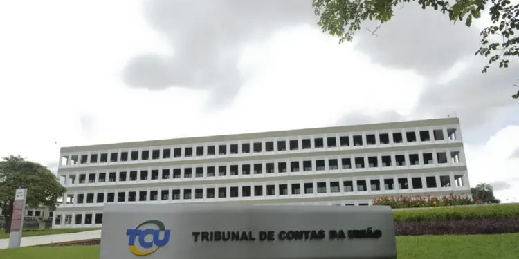 Prédio do Tribunal de Contas da União, com o nome e logotipo visíveis na frente, localizado em Brasília.
