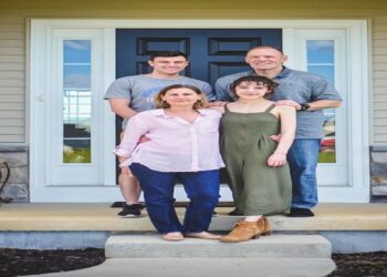 Desafio visual com uma família sorridente em frente à porta da casa, com dois adultos e dois jovens reunidos na entrada.