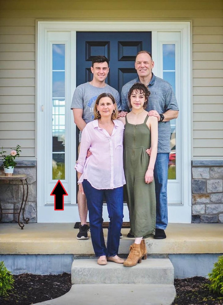 Solução do desafio visual com uma família sorridente em frente à porta da casa, com dois adultos e dois jovens reunidos na entrada.