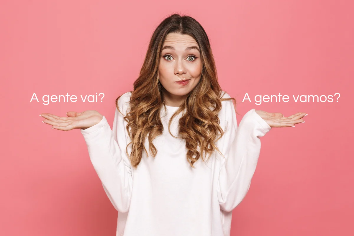 Pessoa fazendo gesto de dúvida, com as mãos levantadas e expressão curiosa em fundo rosa.