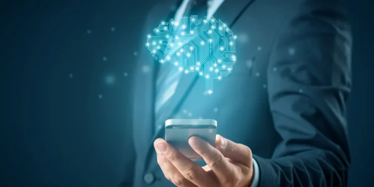 Homem de terno segurando um celular com uma representação digital de um cérebro futurista acima dele.