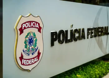 Emblema da Polícia Federal do Brasil em placa institucional externa.