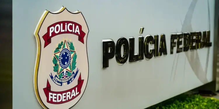 Emblema da Polícia Federal do Brasil em placa institucional externa.
