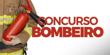 Bombeiro segurando extintor de incêndio vermelho durante concurso.