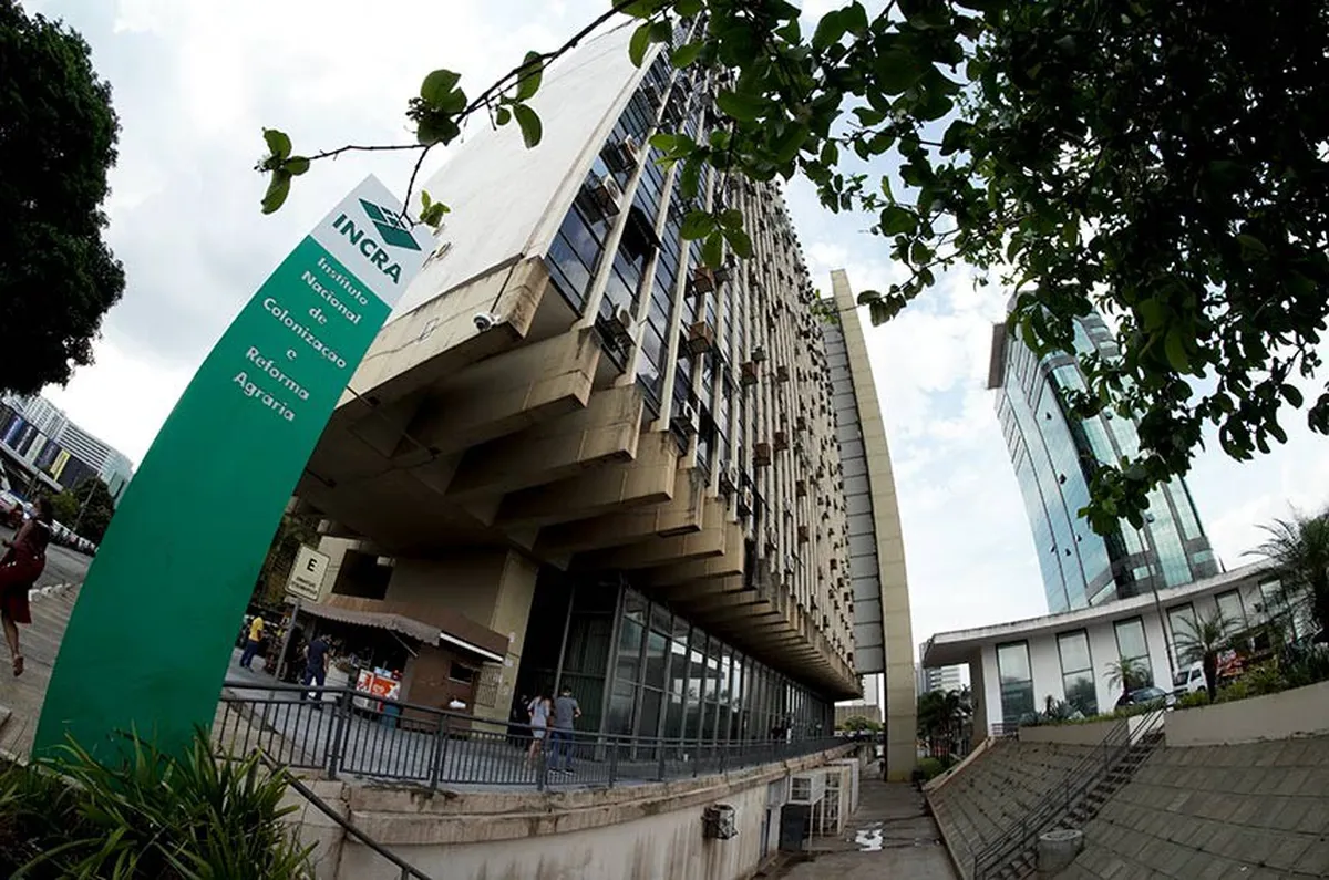 Fachada do Incra, mostrando o edifício principal e o letreiro com o nome do Instituto Nacional de Colonização e Reforma Agrária.