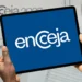 Logo do Encceja exibido em um tablet segurado por mãos, com documentos do exame ao fundo.