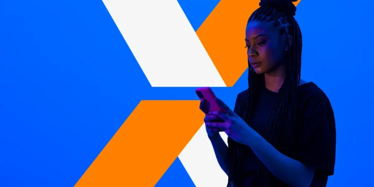 Jovem mulher negra concentrada usando celular, com fundo azul e logo estilizado em laranja e branco ao fundo.