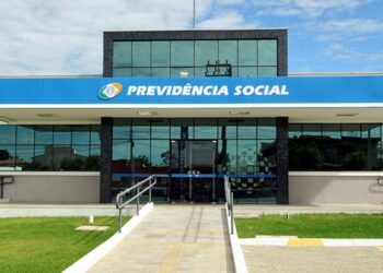 Fachada da agência da Previdência Social em Limoeiro do Norte com céu azul ao fundo